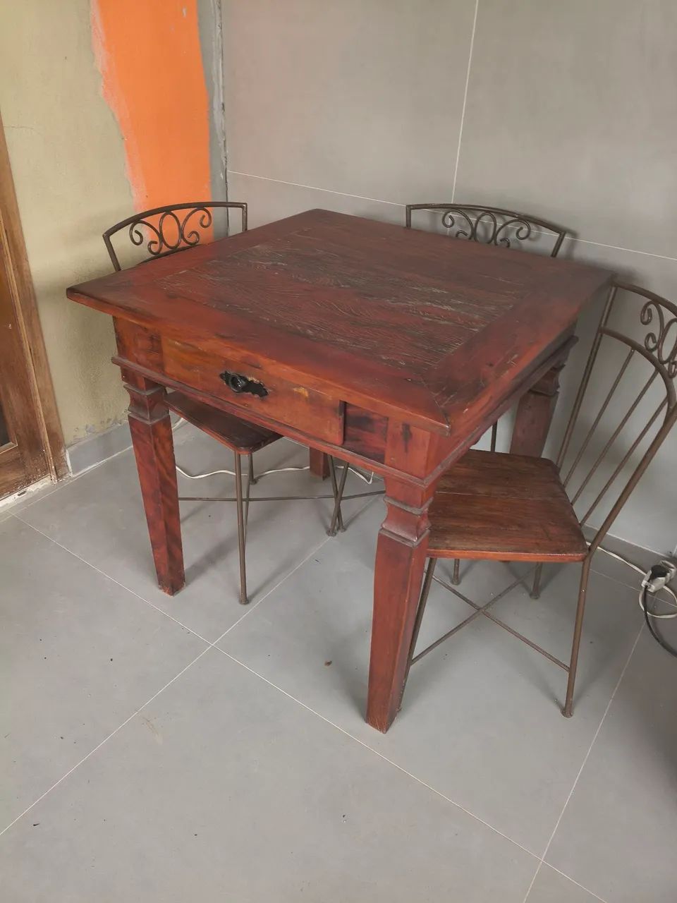 Mesa de madeira maciça 