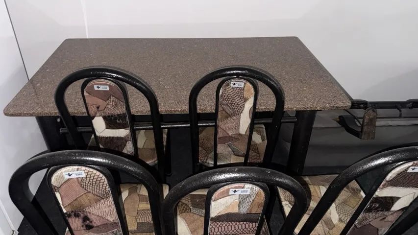 Mesa de mármore com 5 cadeiras  - Foto 2