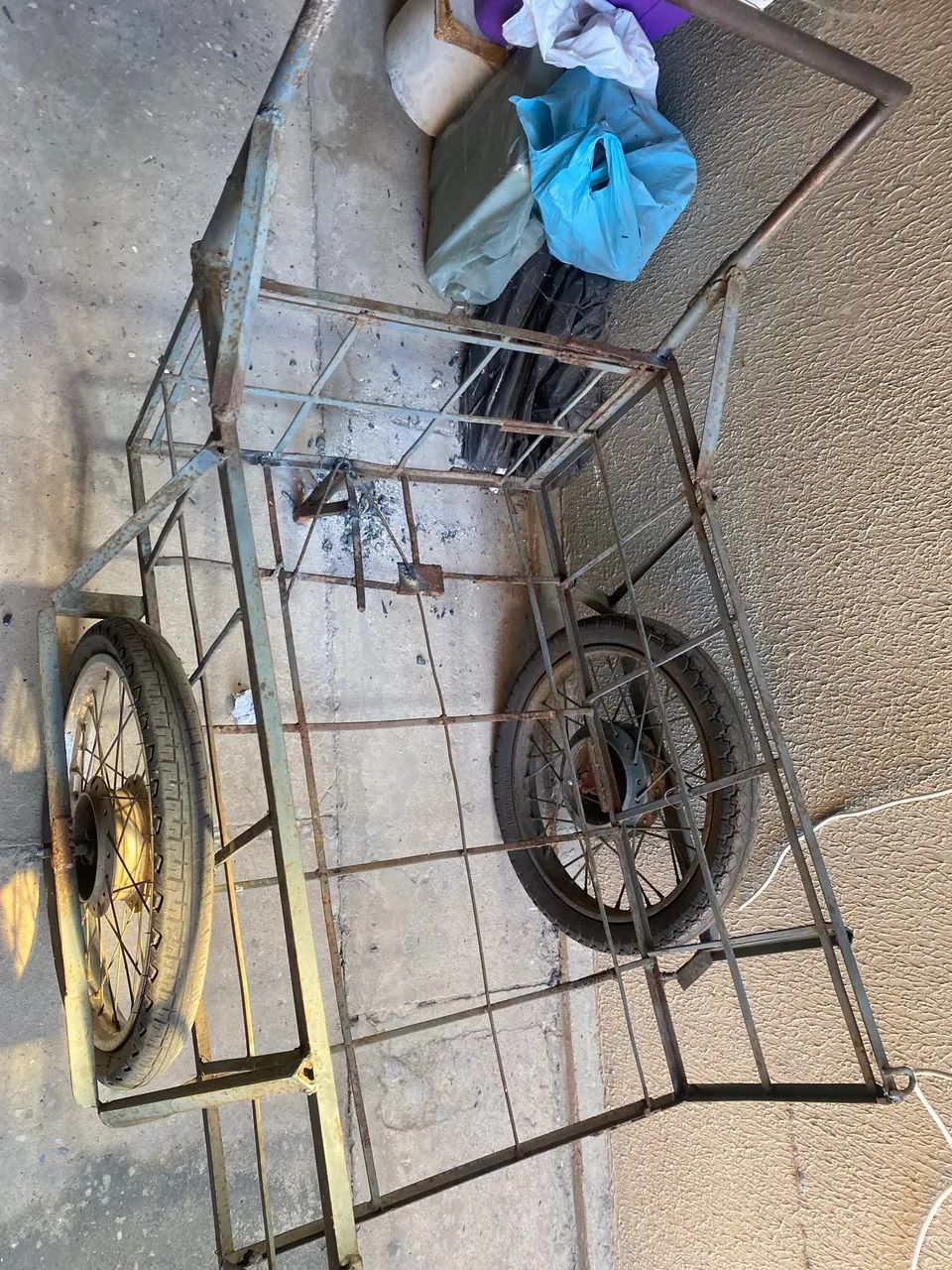 Carro de fruta com pneu de moto 