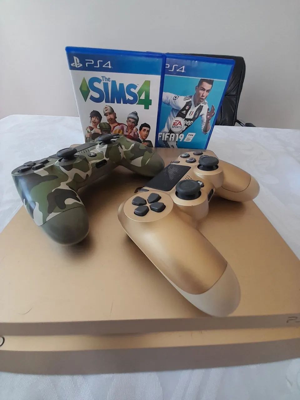 Play 4 com 2 Controlos- 02 Jogos Original Linha Especial Golden- Edição limitada - Foto 3