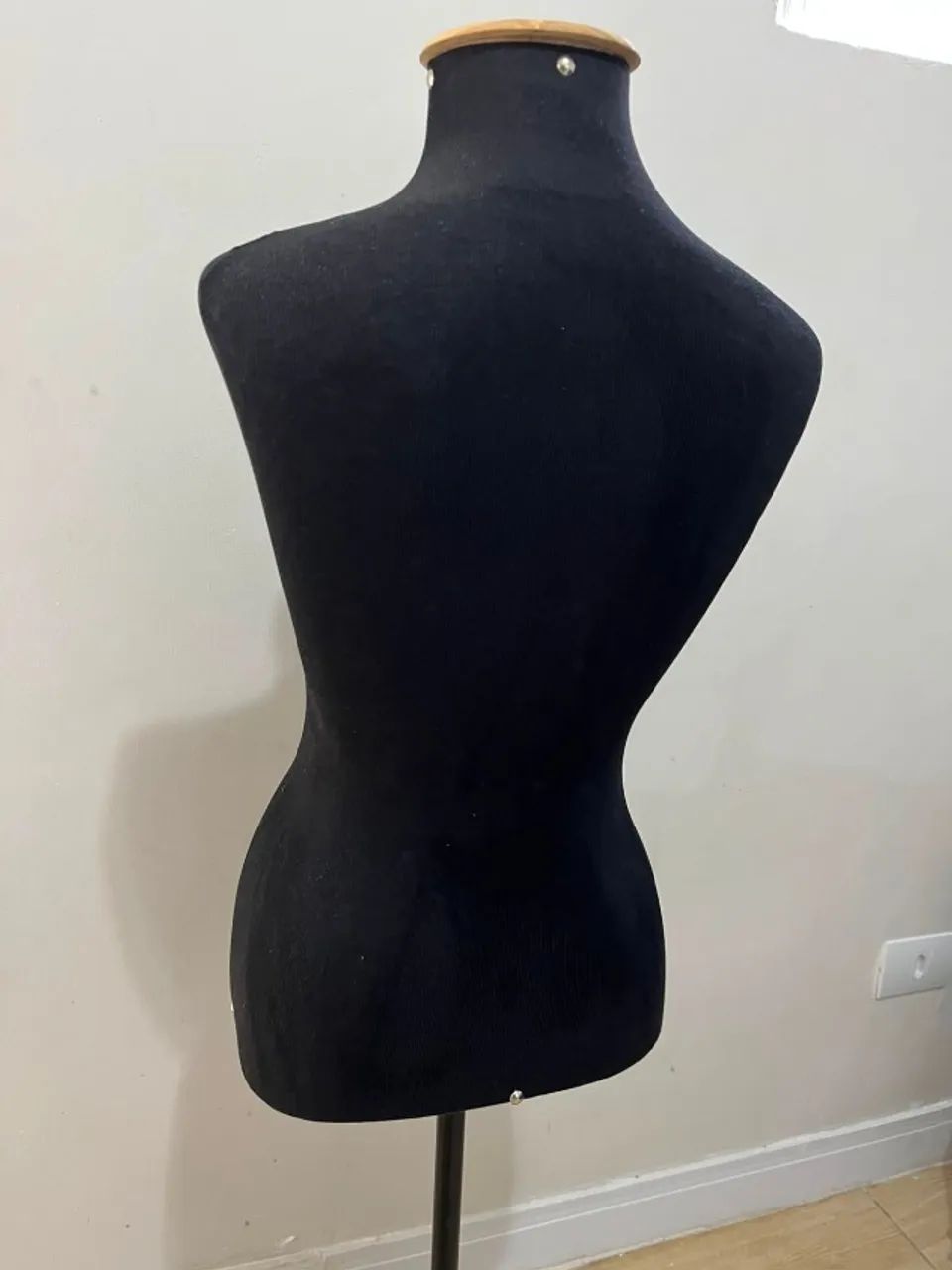 Manequim Feminino Forrado com Pedestal - Foto 5
