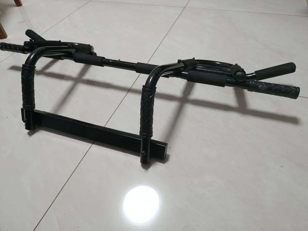 Barra multifuncional de porta (também conhecida como pull-up bar ou workout bar) - Foto 3