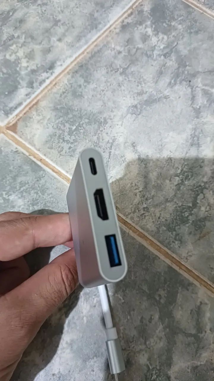 Adaptador Hub USB-C com HDMI + USB 3.0 + USB-C