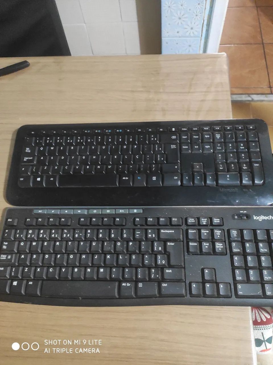 Dois teclados wireless Logitech e Microsoft 