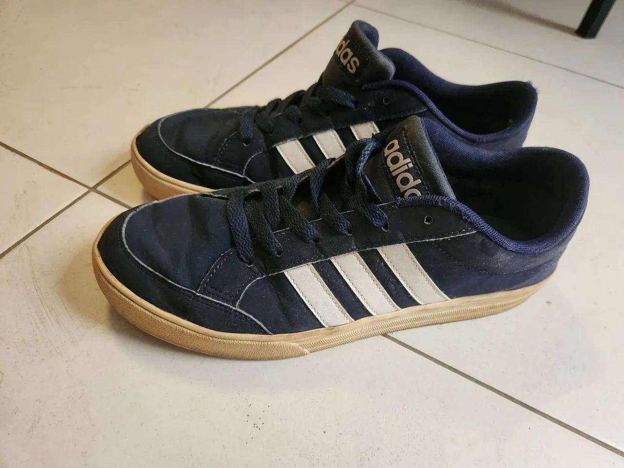 Tênis Adidas azul marinho 
