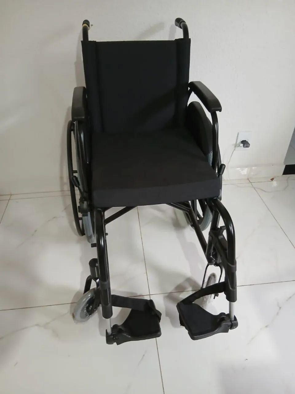 Vendo cadeira de rodas nova - Foto 2