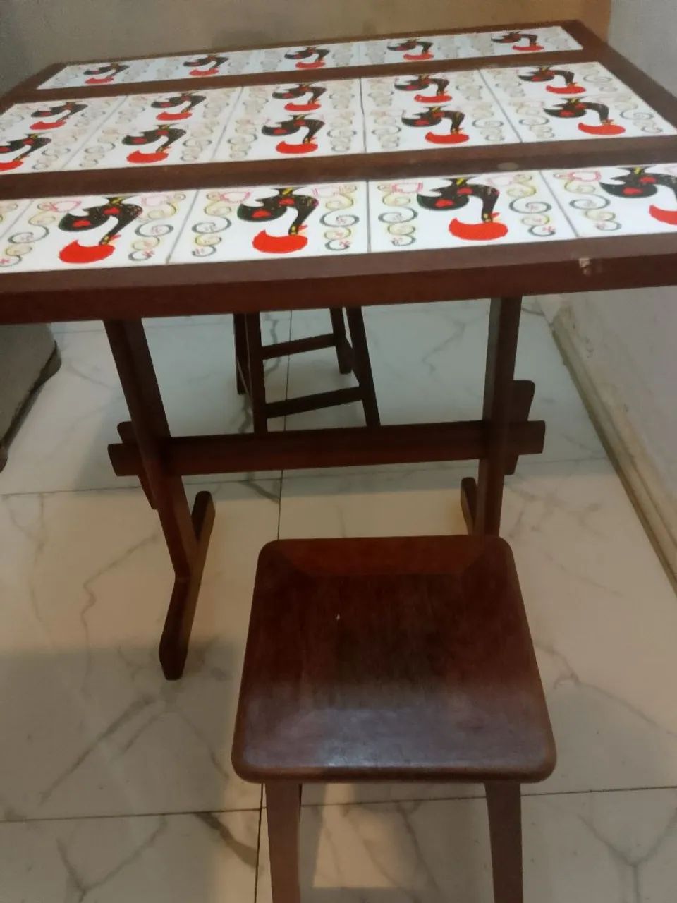 Mesa de madeira com dois bancos  - Foto 2