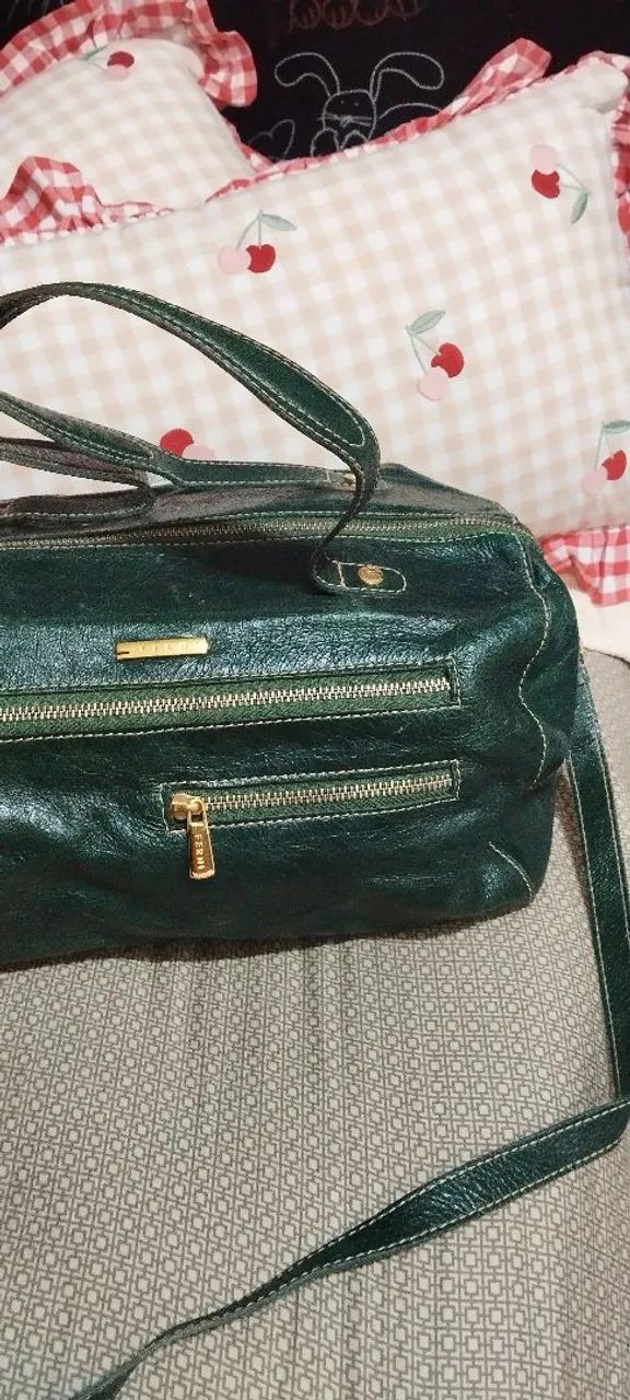 Bolsa verde de mão de couro na cor verde 