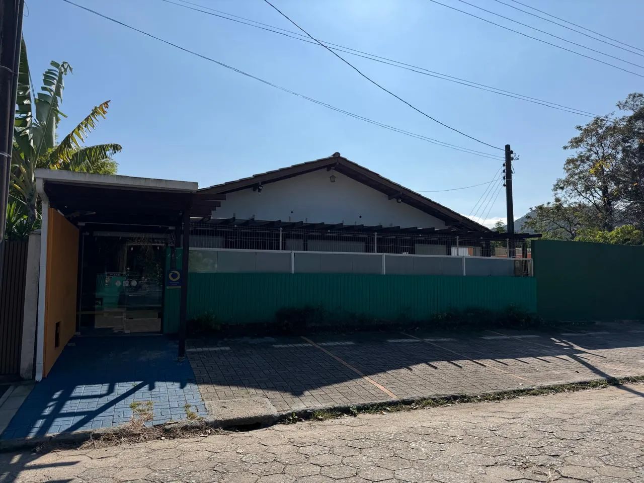 Excelente oportunidade 3 terrenos planos, lado a lado, com 1.080m2, com uma casa em 1 lote