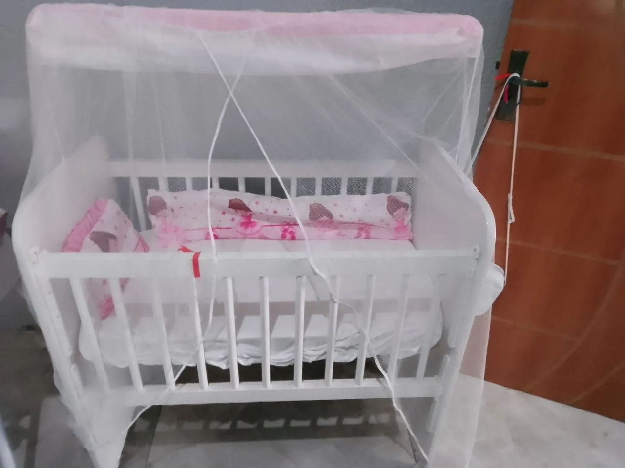 Mini berço portátil com rodinhas  - Foto 3