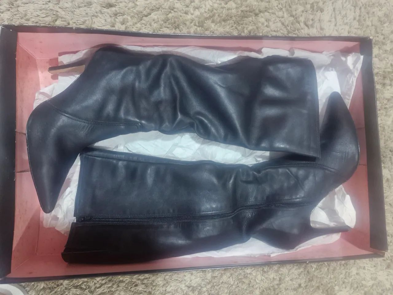 Bora e sapatos femininos em couro