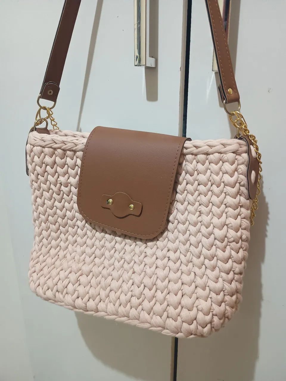 bolsa de crochê rosa com aba de couro sintético e alça de corrente dourada nova - Foto 2