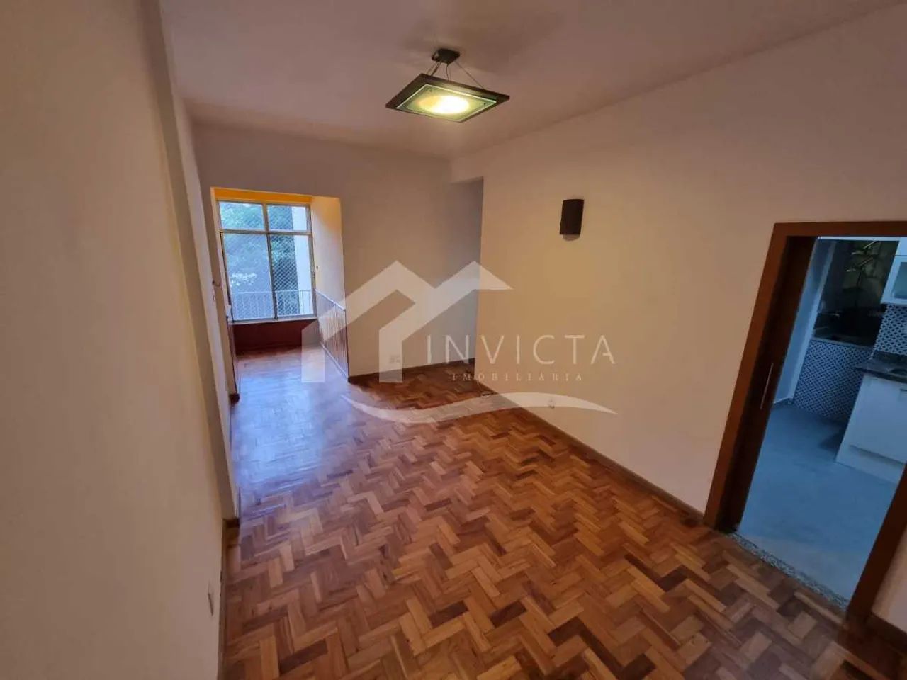 EXCELENTE APARTAMENTO RECÉM-REFORMADO COM 2 QUARTOS, SENDO 1 SUÍTE - Foto 2