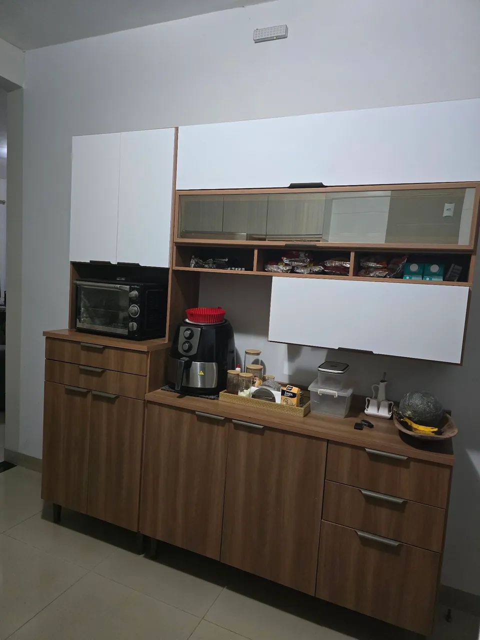 Armario de cozinha - muito espaçoso com luz de led