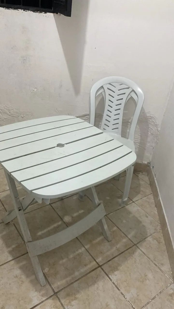 2 cadeiras e mesa de plastico 