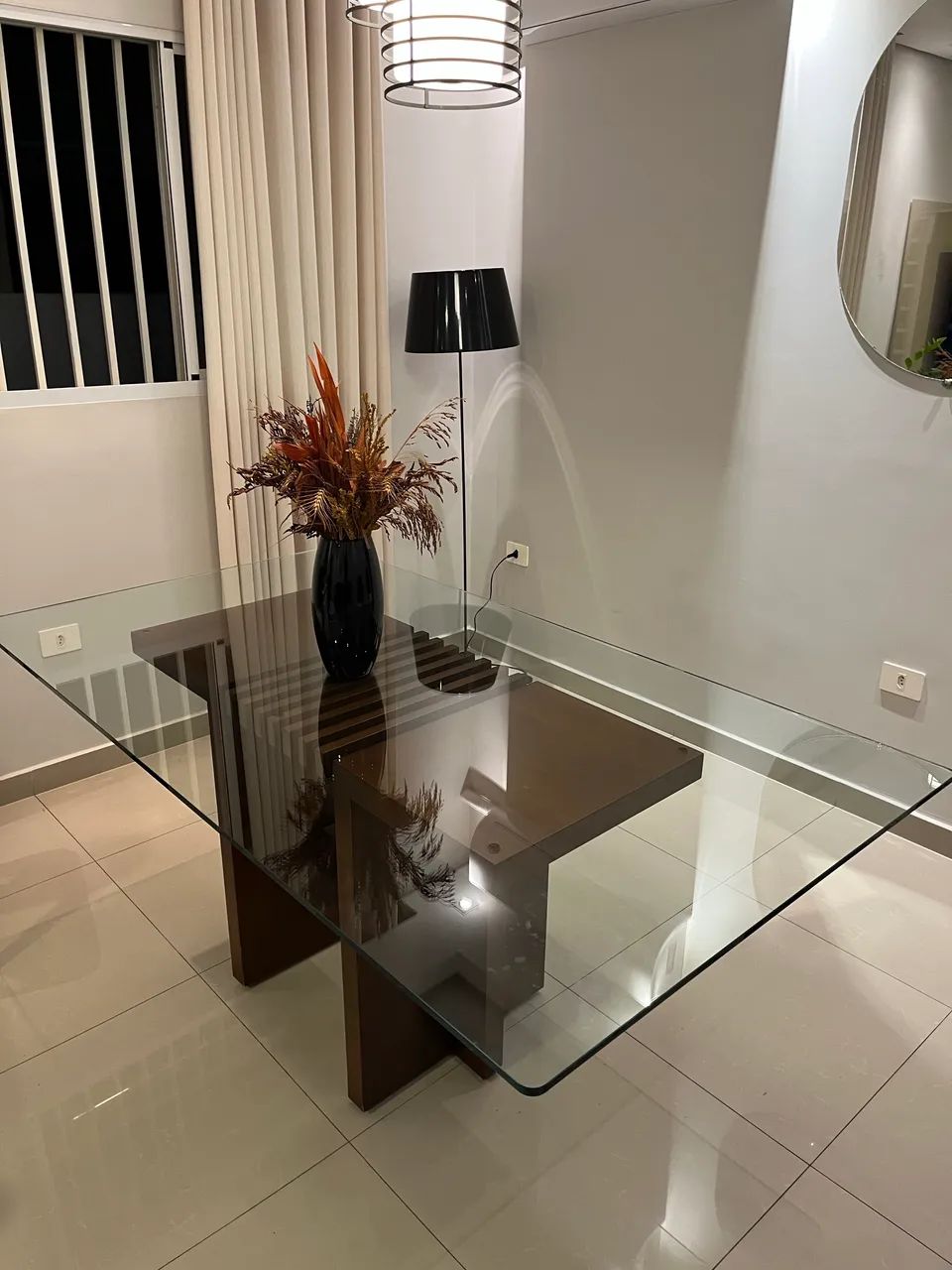 Mesa de jantar de vidro com pé de madeira maciça 1:80 x100 - Foto 3