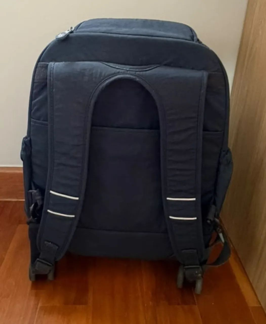 Mochila Kipling New Zea, cor azul com rodinhas - Foto 3