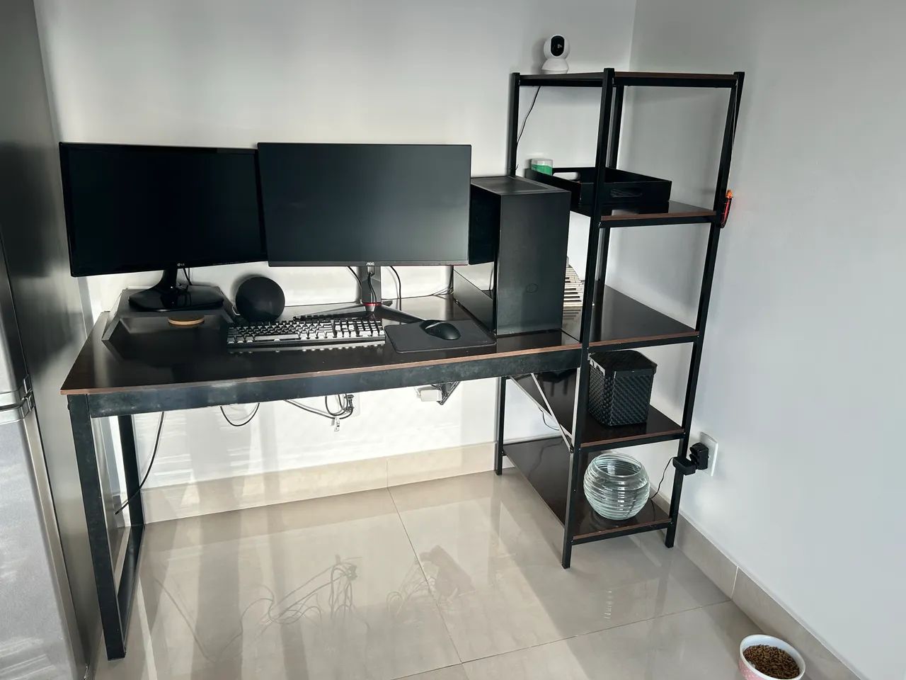 Mesa de Escritório com Prateleiras