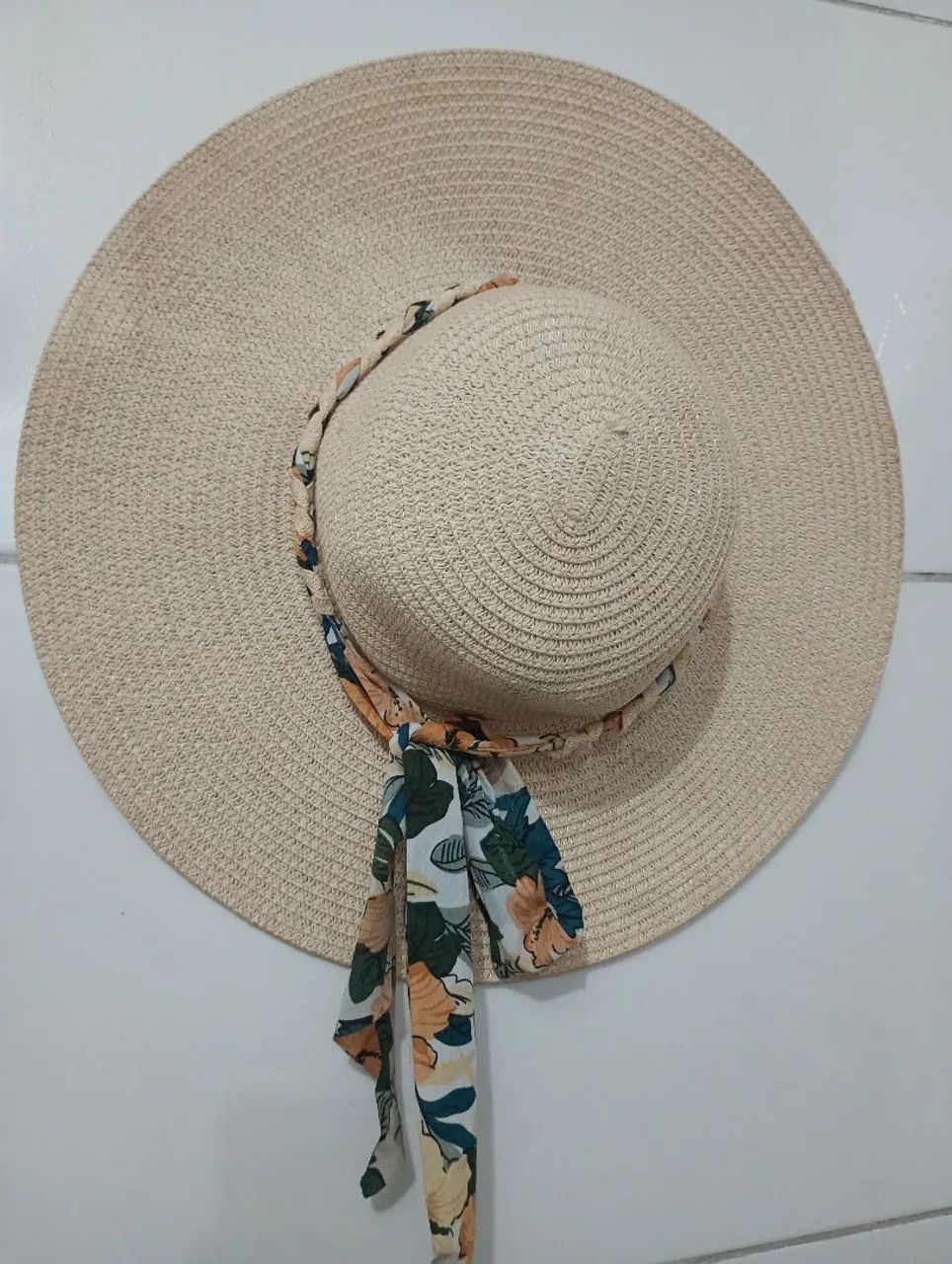 Chapéu de praia grande com lenço 