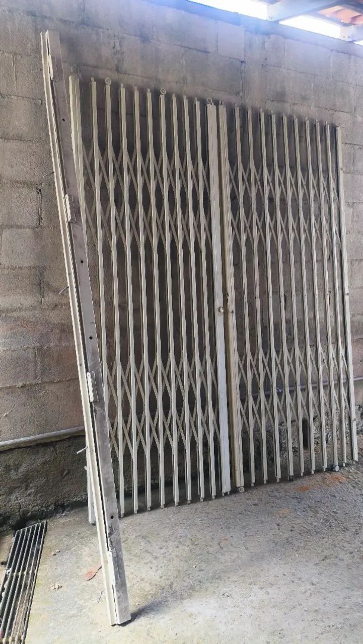 Porta sanfonada bem conservada 