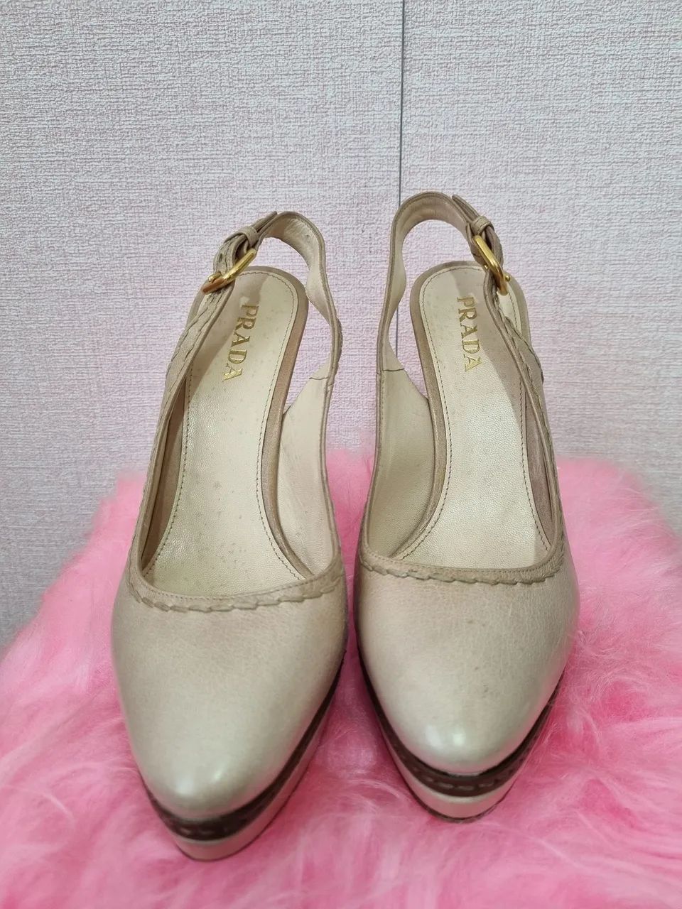 Sapato de couro bege com salto PRADA - Foto 2