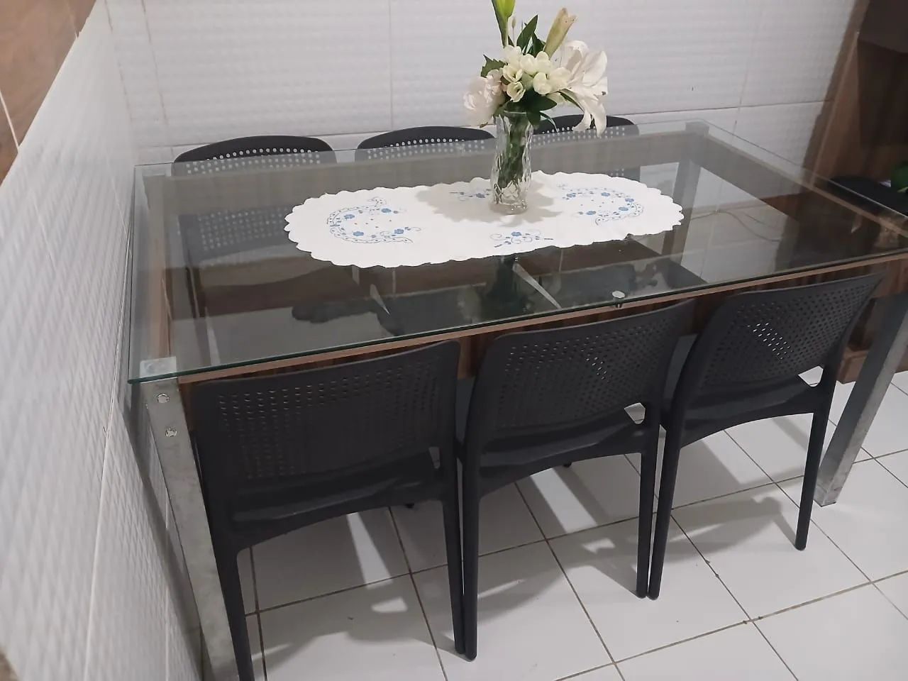 Vendo mesa com 6 cadeiras e tampa de Vidro - Foto 3