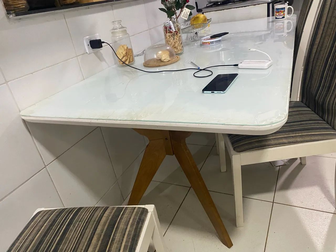 Mesa + sofá retrátil + 3 cadeiras 