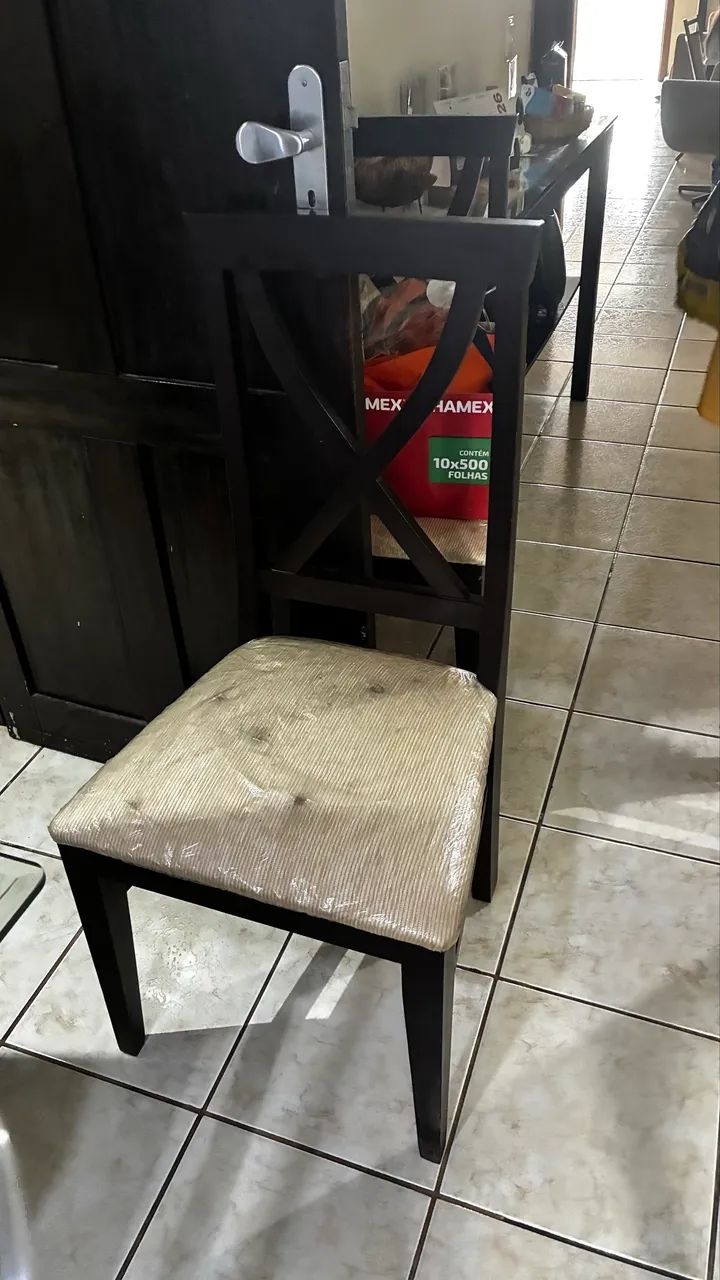 Mesa de  tampo de vidro com 6 cadeiras. - Foto 3