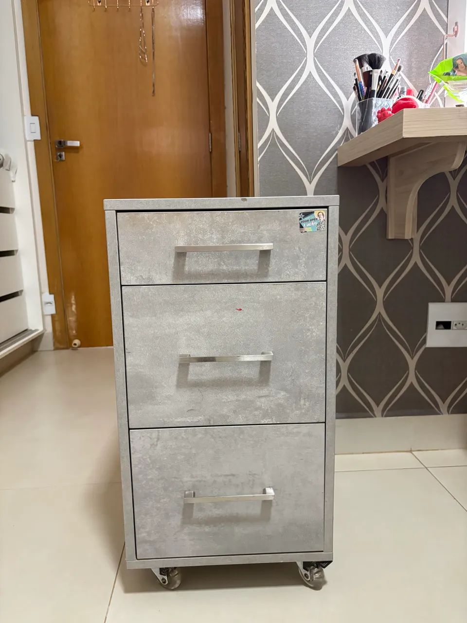 Vendo esse criado mudo de madeira