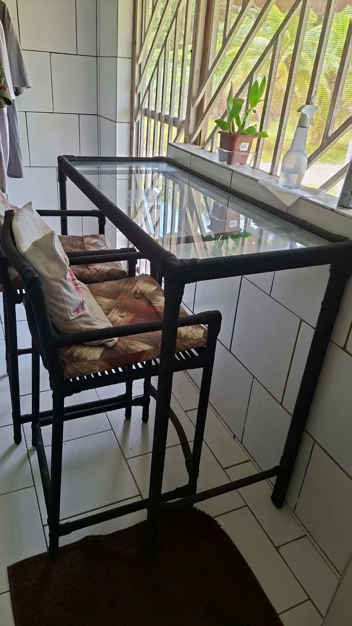 Mesa bistro com 2 cadeiras e tampo de vidro