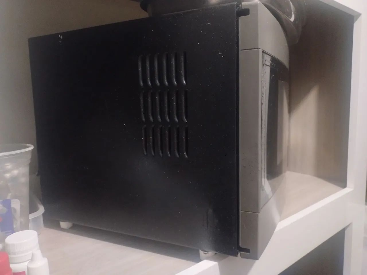 Microondas semi novo em bom estado e funcionando perfeitamente - Foto 2