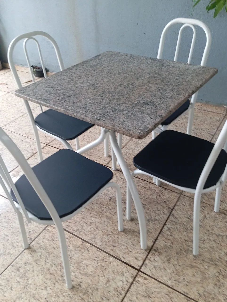 Mesa com 4 cadeiras 