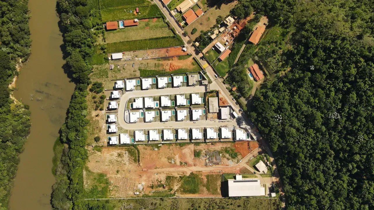 CASA TÉRREA NOVA DENTRO DE CONDOMÍNIO COM 3 SUITES. - Foto 2