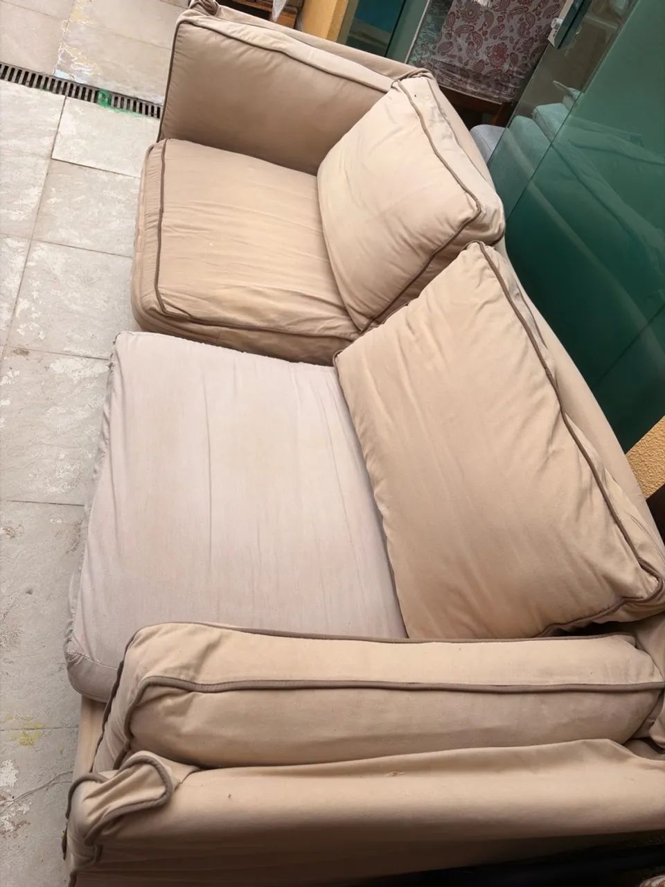 Vende sofá 2 lugares mas cabem 3. 