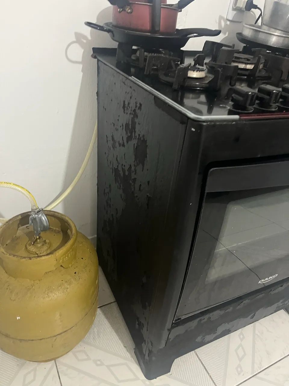 Cama, fogão, geladeira e Rack 