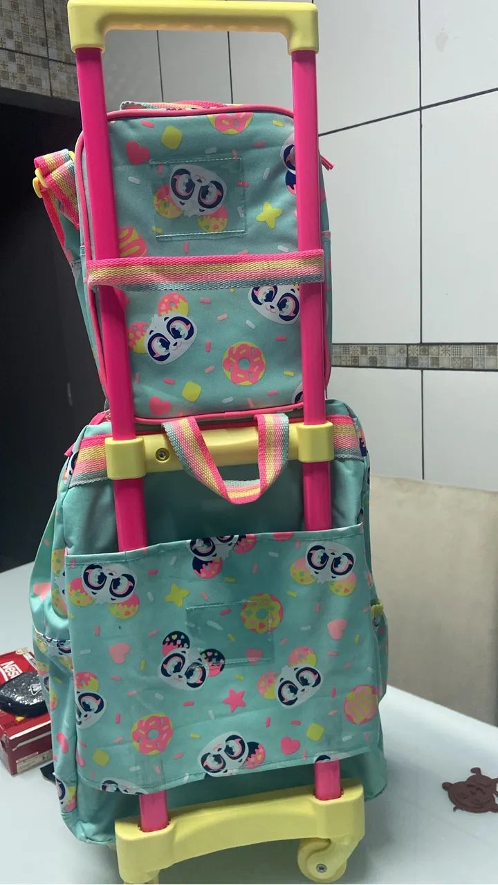 Mochila com Rodinhas e Lancheira Puket 