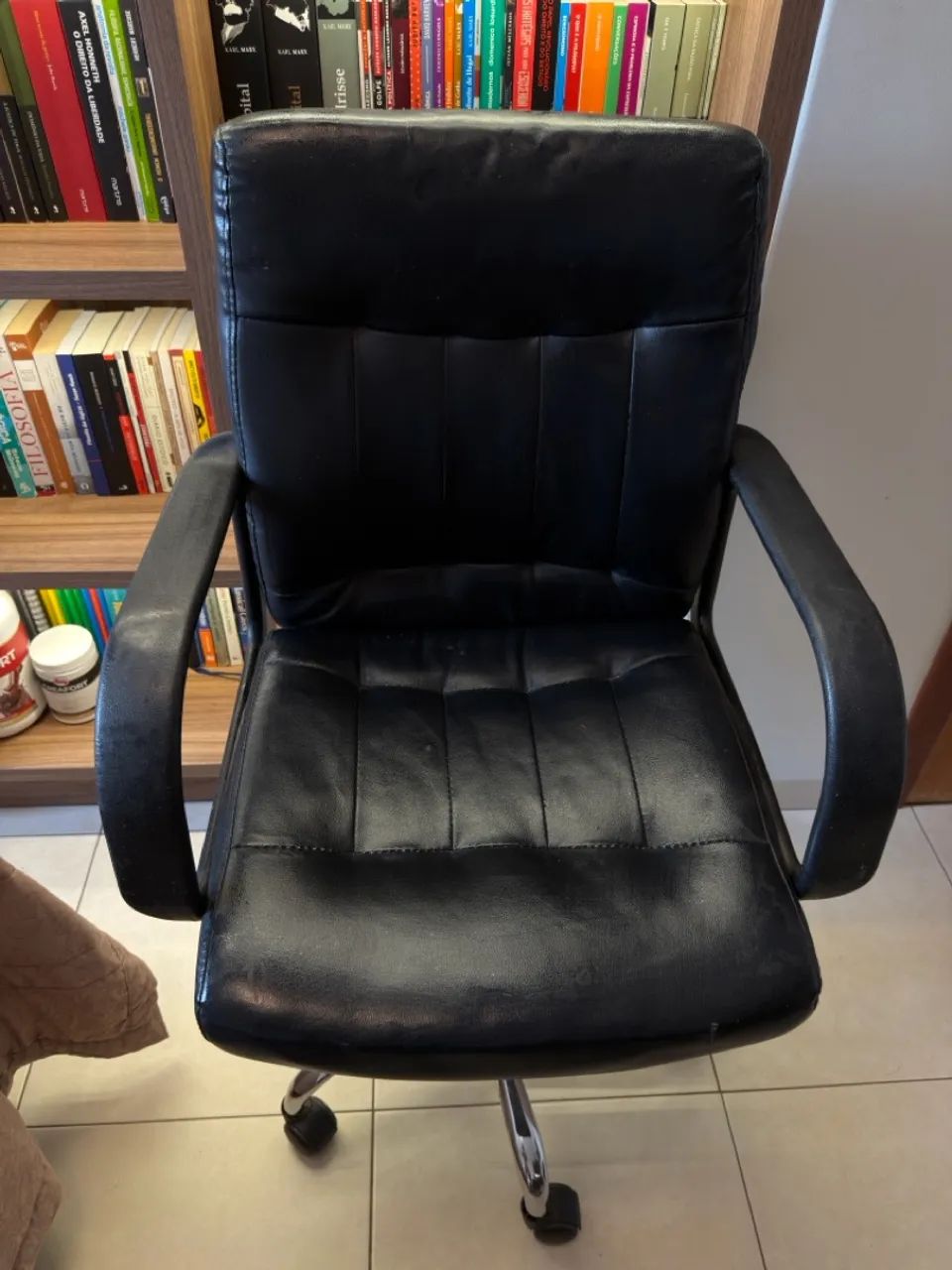 Cadeira de escritório preta com braço - Foto 2