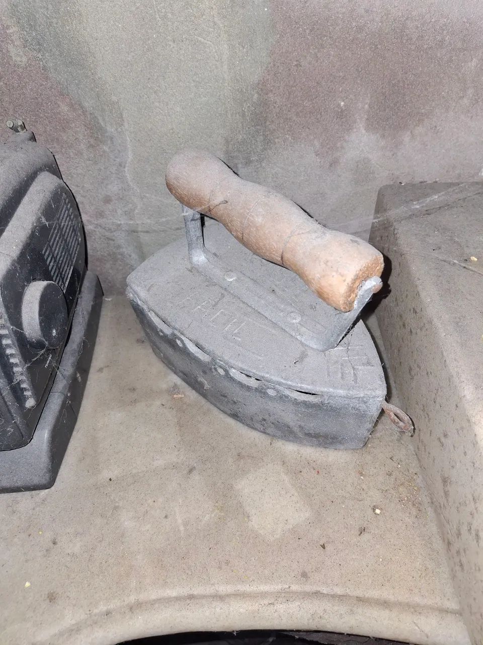 Ferro de passar antigo