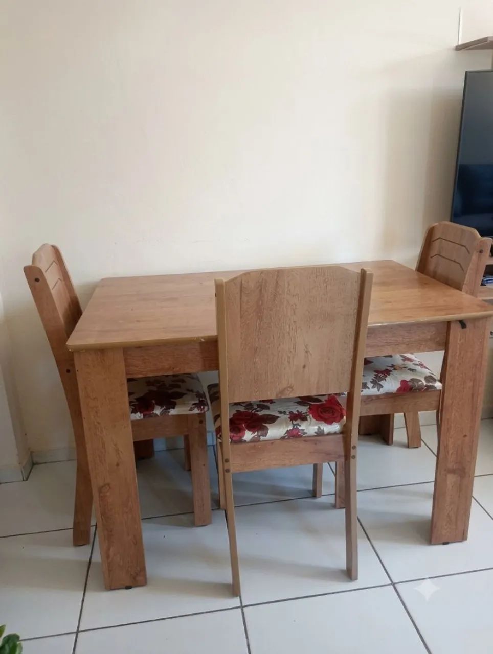 Mesa com três cadeiras 