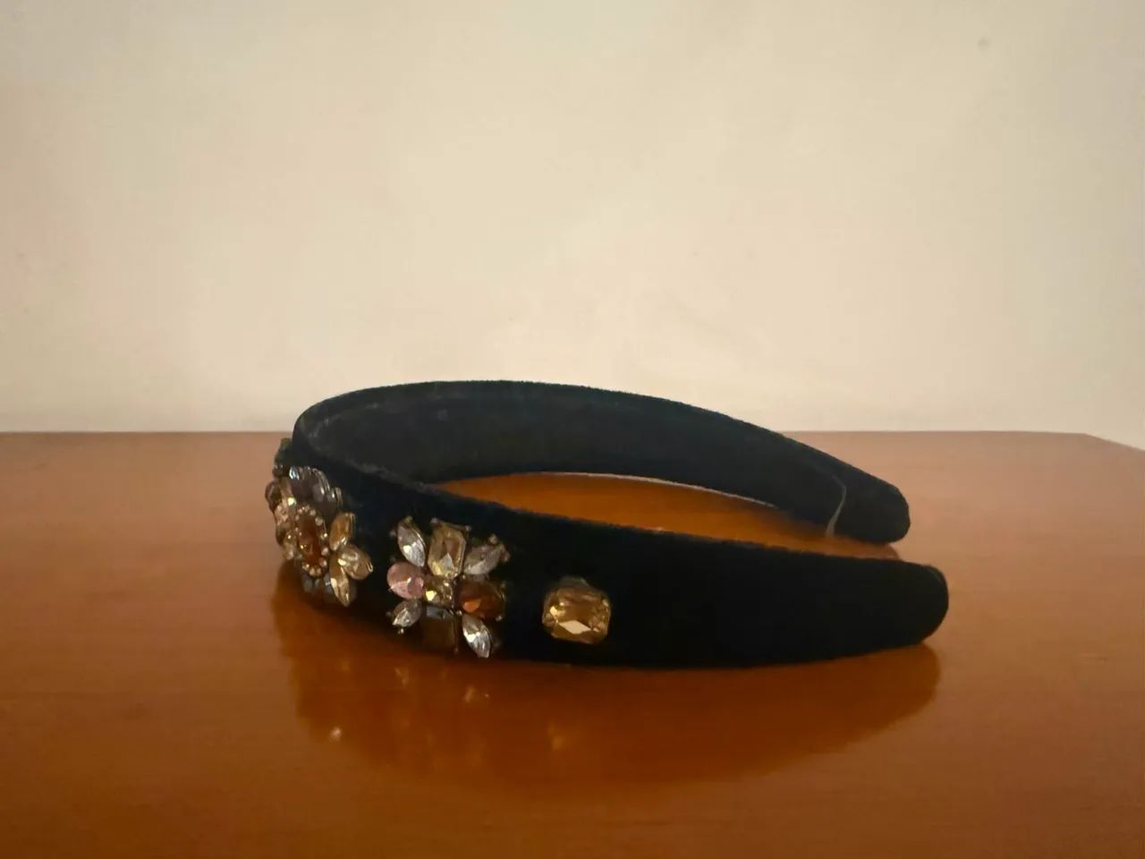 Duas tiaras de veludo com pedras  - Foto 3