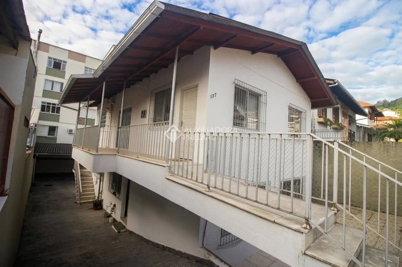 Casa com 8 Quartos e 4 Vagas na Trindade | Próxima à UFSC e Excelente para Investimento - Foto 3