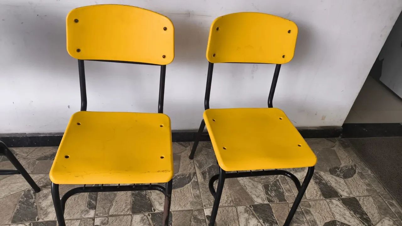 Cadeiras Plásticas com Base em Aço - Foto 2