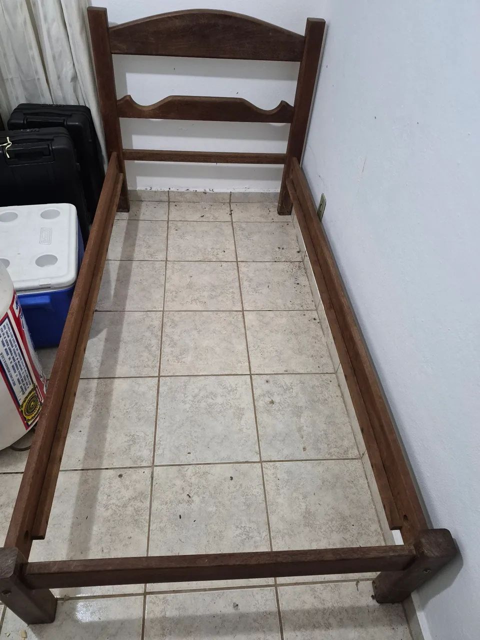 Cama solteiro  em sucupira maciça 