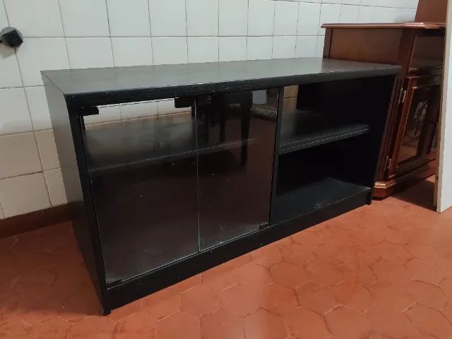 Estante de madeira preta com porta de vidro - Foto 5