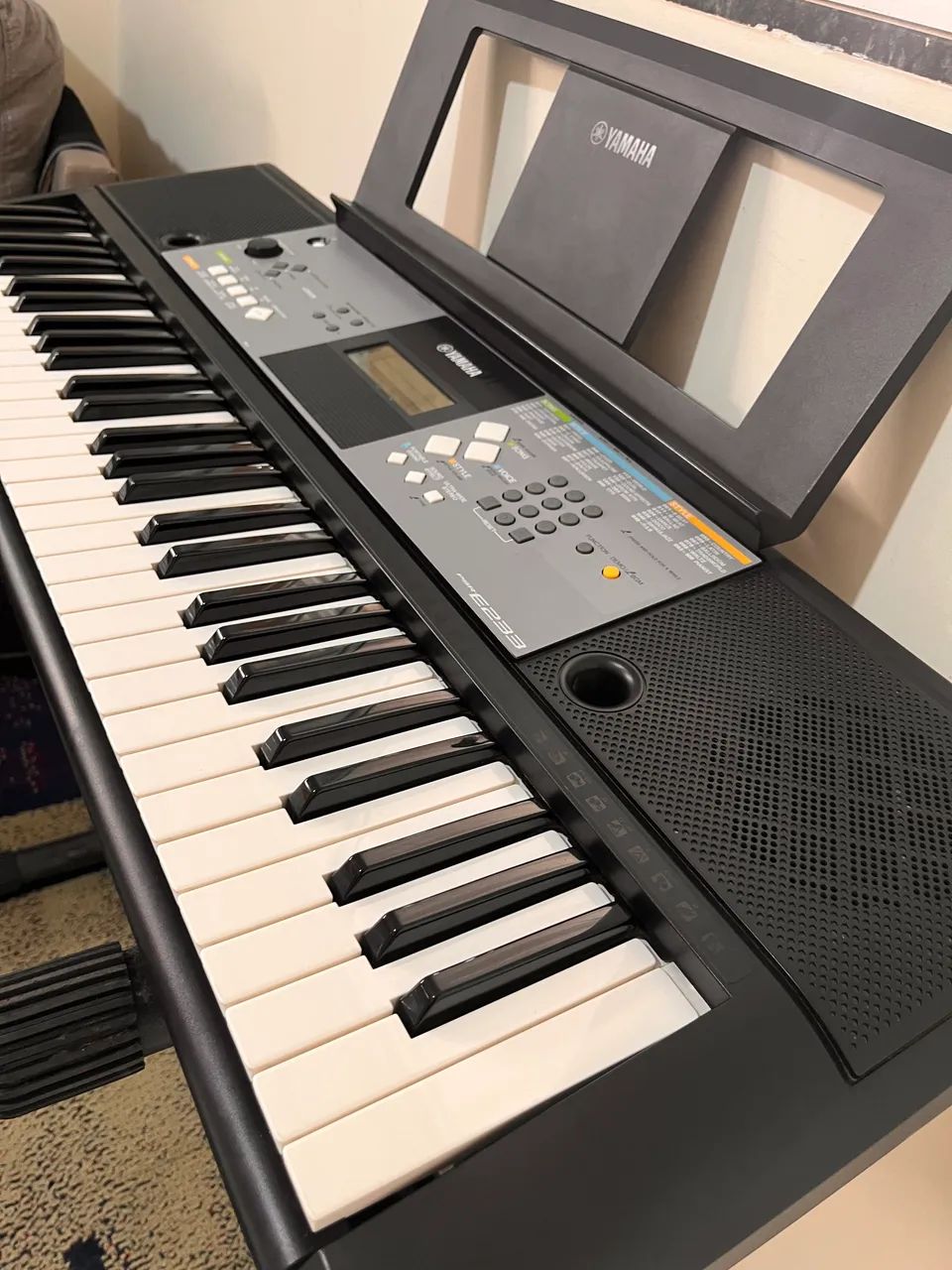 Teclado YAMAHA PSR E233 