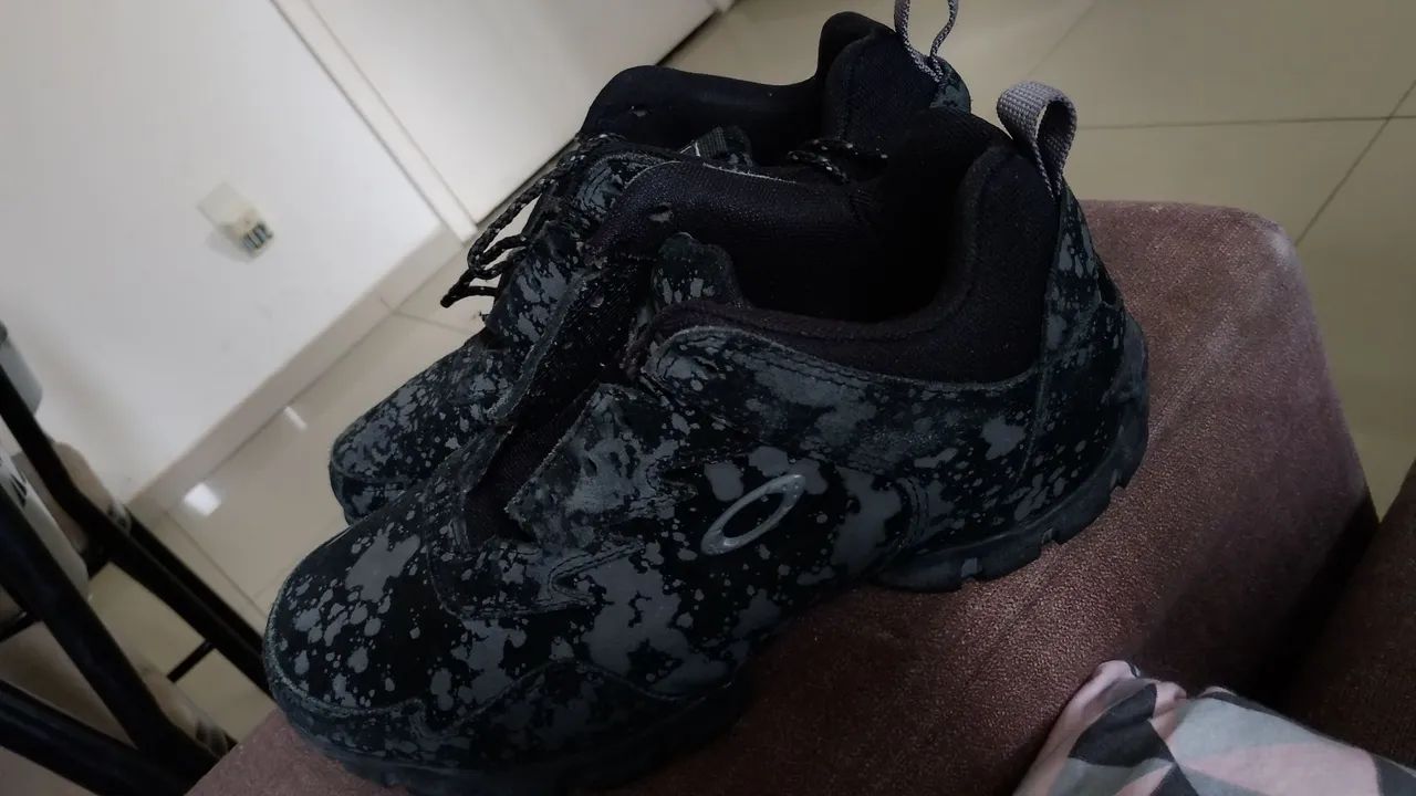 vendo ou troco tênis Okley Roots black 