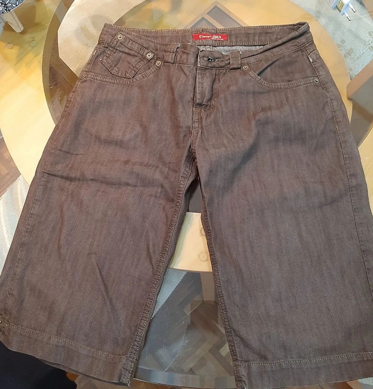 Bermudão marca OPÇÃO. Cor marrom.  Tamanho  38.