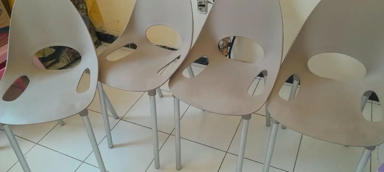 Vende-se 4 cadeiras de plasticos
