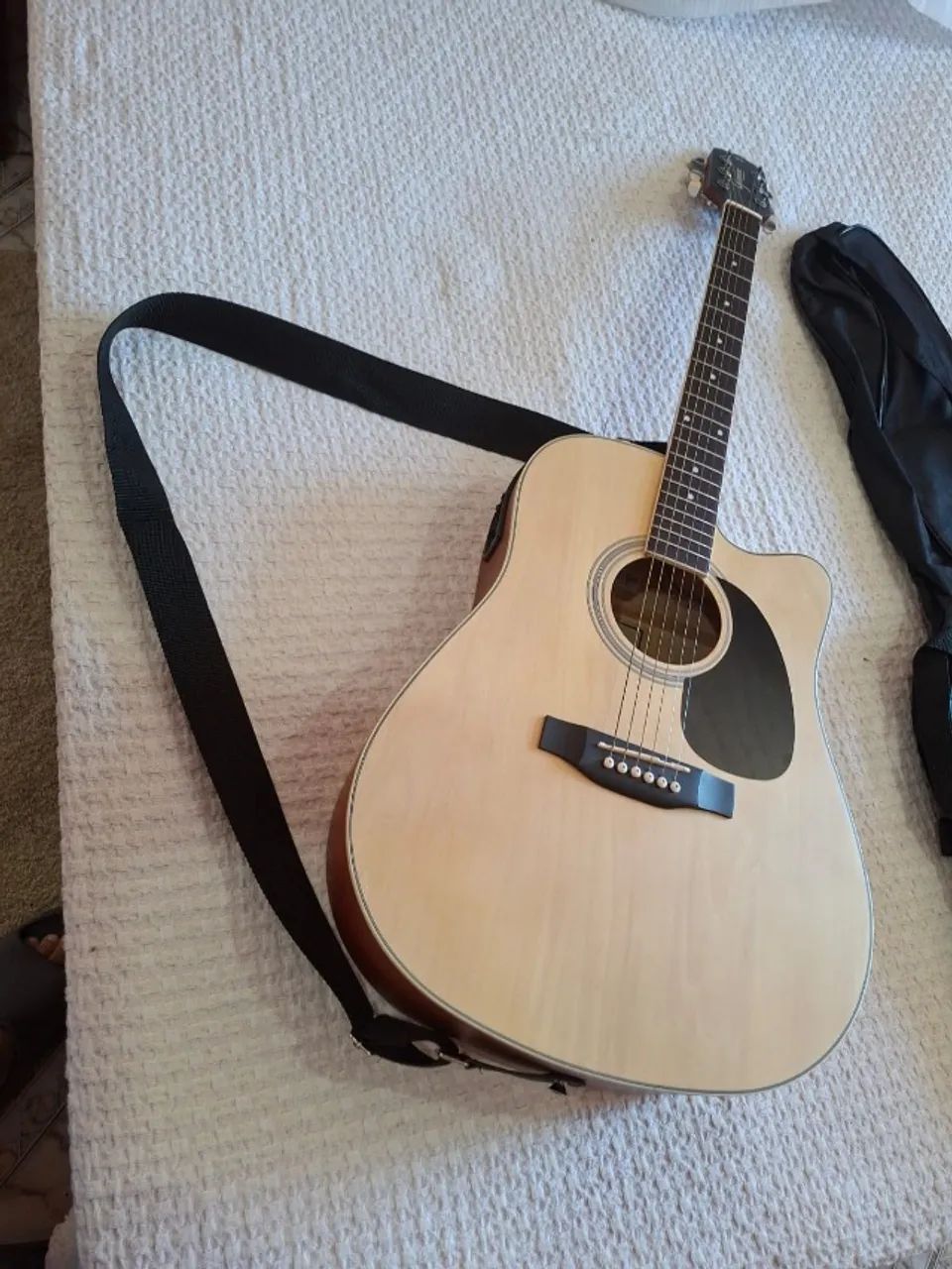 É um violão acústico com cordas de aço, modelo folk (corpo maior, som mais encorpado)