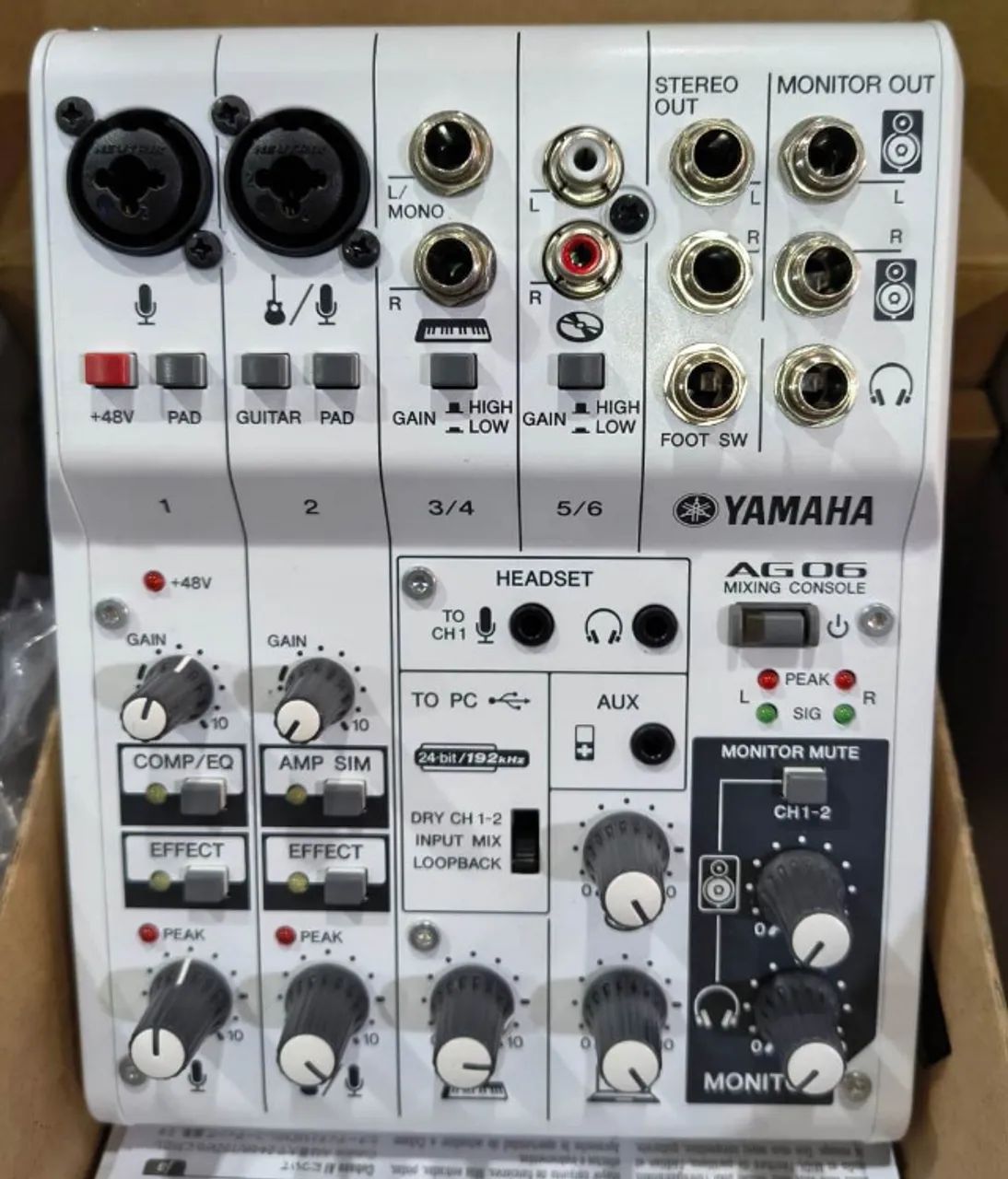 Mesa de som e interface de audio Yamaha Ag06 semi-novo Mixer